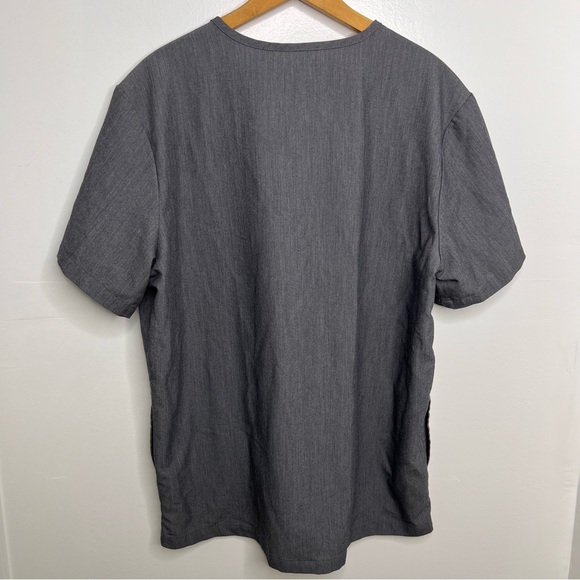 FIGS Men’s Gray 3 Pocket Scrub Top - Picture 5 of 6